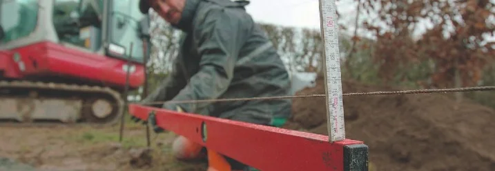 Person verwendet Wasserwaage